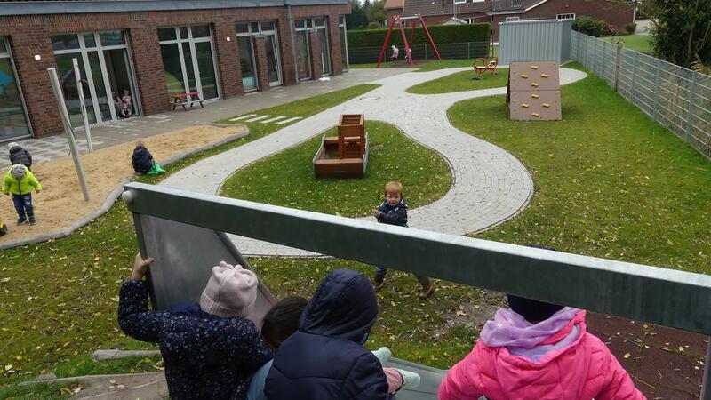 Jeden Tag, auch bei Regen, geht es raus auf den Spielplatz. Aktuell ist vor allem die Rutsche beliebt - wenn sie nass ist, rutscht es sich nämlich noch flotter.