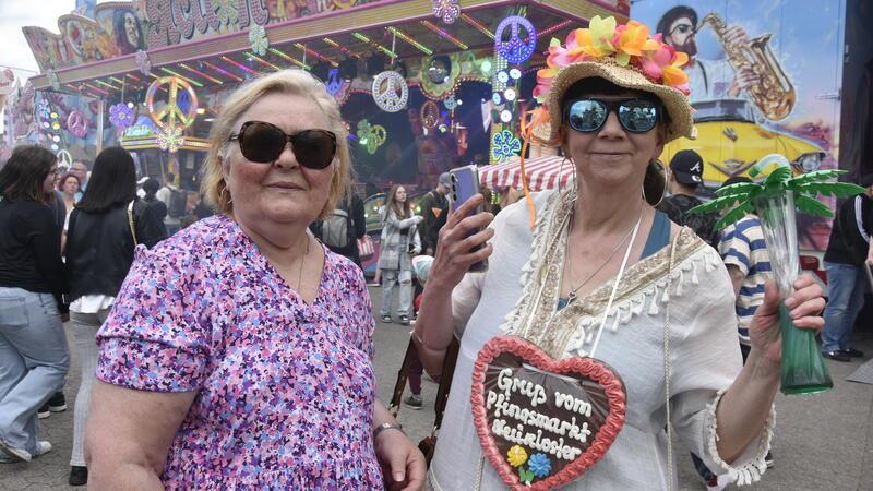 Jeden Tag auf den Pfingstmarkt: Stammgäste Ilona Marder und Drago Bör. (von rechts).