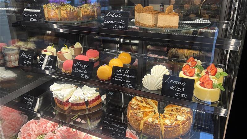 Jeden Tag bietet Anna Bork ihren Gästen eine andere Auswahl an Torten und kleinen Desserts.