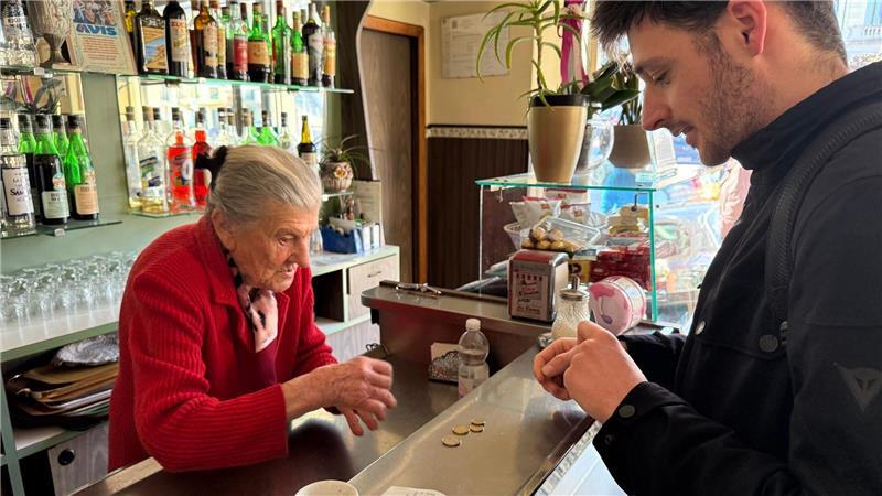 Nonna Anna macht Caffè - auch mit 100 noch Jeden Tag öffnet Anna Possi ihr Café „Bar Centrale“.