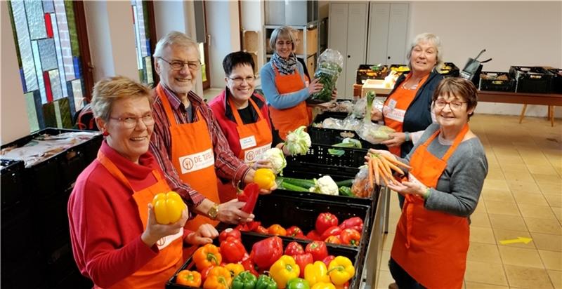 Glücksschwein-Verkauf: So profitiert die Horneburger Tafel Jeden zweiten Donnerstag in der Horneburger Tafel: Das Team um Susanne Maaß (vorne links) gibt Obst und Gemüse aus. Foto: Lohmann