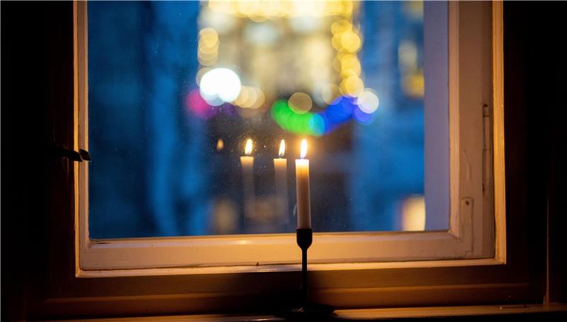 Jeden zweiten Sonntag im Dezember stellen Menschen eine Kerze ins Fenster, um verstorbener Kinder zu gedenken. Foto: picture alliance/dpa
