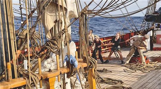 Jeder Arbeitstag auf dem Schiff verlangte der Crew viel Kraft und Schweiß ab.