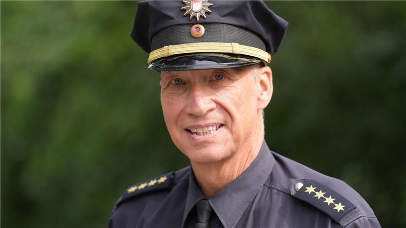 Jeder Autofahrer solle ständig damit rechnen müssen, beim Schnellfahren erwischt zu werden, sagt Hamburgs oberster Verkehrspolizist Enno Treumann.