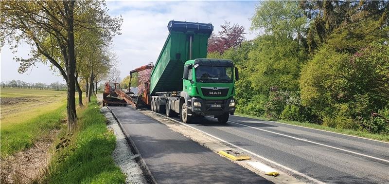 Jeder Bauschritt, hier der Bankett-Einbau, wurde in Kolonne gearbeitet. Foto: Blasek