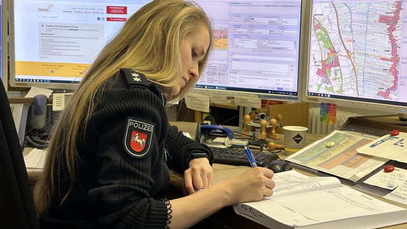 Jeder Einsatz wird sogfältig dokumentiert. In der Silvesternacht war das eine Menge Schreibarbeit für Polizeioberkommissarin Heintsch.