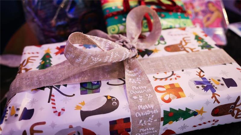 Jeder Fünfte in Deutschland gab laut einer Yougov-Umfrage in diesem Jahr weniger für Geschenke aus.