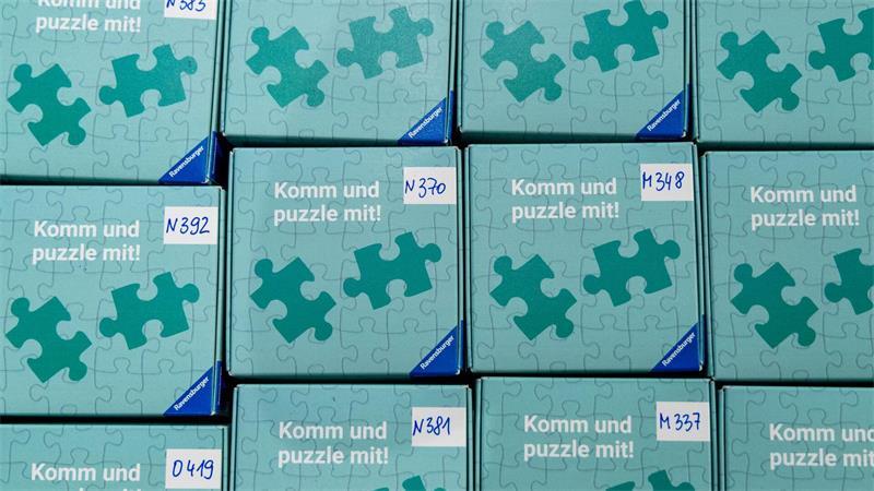 Weltreise in 16.000 Teilen - Riesiges Puzzle im Klimahaus Jeder Gast erhält eine Box mit 36 Teilen.