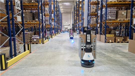 Jeder Roboter weiß genau, wo sein Ziel ist: In der Elsdorfer Lagerhalle der Quality Group fahren 400 Roboter zwischen den Regalen und sammeln die bestellten Artikel ein.