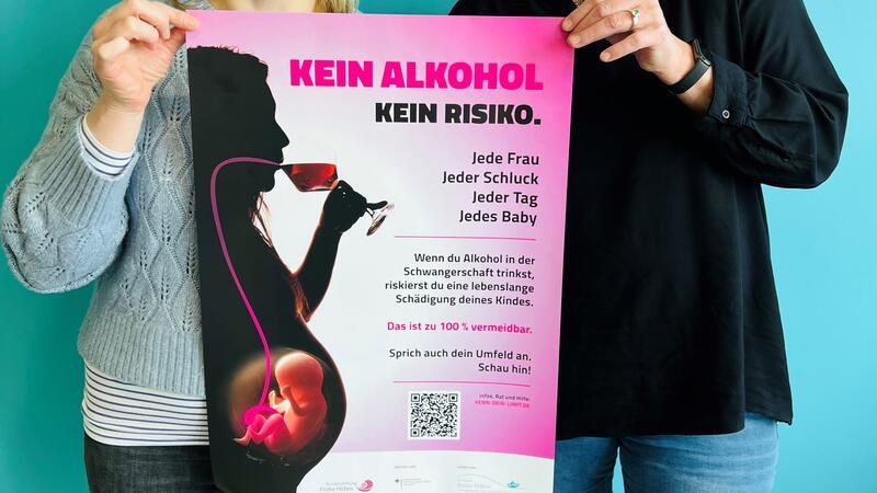 Jeder Schluck Alkohol in der Schwangerschaft ist zu viel, darauf macht eine Plakatkampagne aufmerksam, die federführend von Bianca Klapper (Landkreis Stade) und Kristin Scholz (Stadt Buxtehude) erarbeitet wurde.