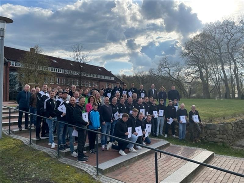 Harsefelds erfolgreichste Sportler mit besonderem Geschenk geehrt Jeder der 107 geehrten Sportler erhält eine Urkunde und ein besonderes Präsent mit Harsefeld-Wappen. Fotos: Harsefeld (1)/Adelmann