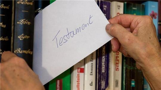 Jeder dritte Erbe in Deutschland hat mindestens 100.000 Euro vermacht bekommen. Allerdings sollte sich das Testament auch auffinden lassen.