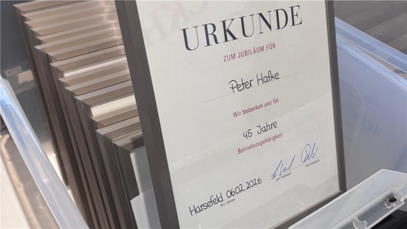 6391 Jahre bei Viebrock: Harsefelder Unternehmen ehrt seine Jubilare Jeder geehrte Mitarbeiter bekam eine Urkunde für zu Hause.
