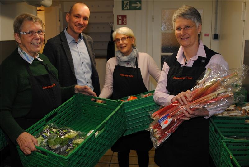 Buxtehuder Tafel schließt keine Bedürftigen aus Jeder ist willkommen: Heiderun Land, Pastor Michael Glawion, Hannelore Hesse und Karin Singer vom Tafel-Team der St.-Petri-Gemeinde. Foto Vasel