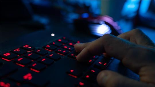 Jeder neunte Internetnutzer in Deutschland (11 Prozent) wurde im vergangenen Jahr Opfer von Cyberkriminalität. (Symbolbild)