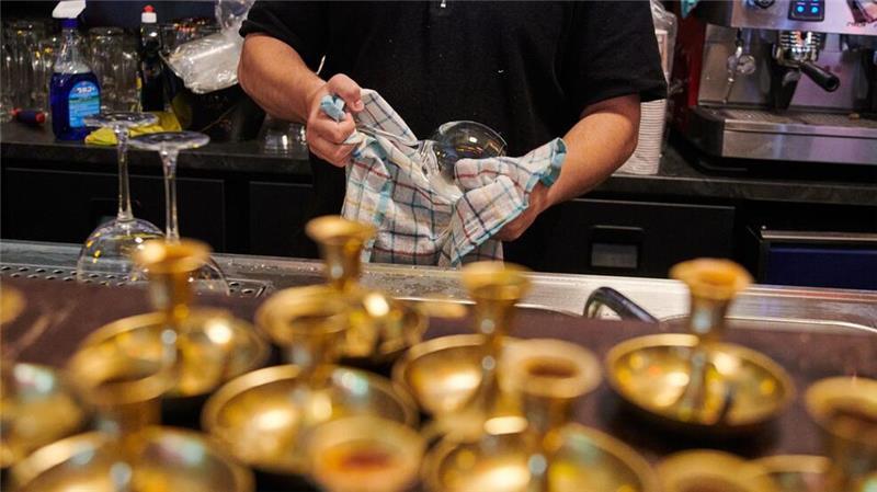 Restaurantkrise: Gastronomen reagieren beim Essen Jeder vierte sozialversicherungspflichtig Beschäftigte im Gastgewerbe hat der Branche während der Pandemie den Rücken gekehrt