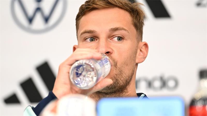 Jeder will einen Schluck ab: Kapitän Joshua Kimmich sprach bei den WM-Prämien auch über den künftigen Millionen-Deal des DFB mit Nike. (Archivbild)