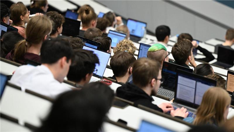 Zahl der Hochschulabschlüsse steigt leicht Jeder zehnte Abschluss entfiel auf das Lehramt. (Archivbild)