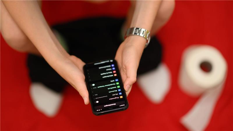 Mit dem Smartphone aufs Klo? Ein No-Go für den Po Jeder zehnte Befragte telefoniert gar auf dem Klo sitzend - und immerhin noch vier Prozent schauen, was sich in Dating-Apps so tut. (Archivbild)