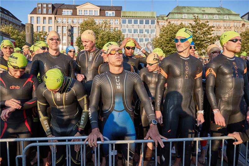 Jedermänner im Rahmen der Europameisterschaft, Ironman. Kurz vor dem Start am Jungfernstieg. Foto: Georg Wendt/dpa