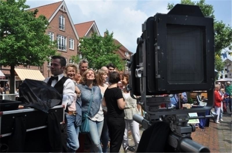 Jedes Bild ein Unikat: Mit seinem „Lichtmobil“ reiste Jan Sauerwein in die Geschichte der Fotografie. Vor seiner Balgenkamera war immer was los.