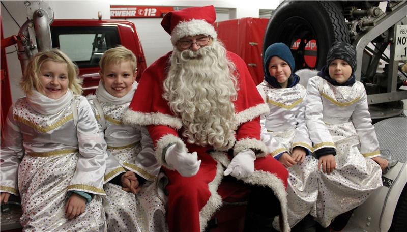 Jedes Jahr eine neue Idee: Dieses Jahr rückten der Weihnachtsmann und seine Engel mit der Feuerwehr ein. Foto Feuerwehr Himmelpforten