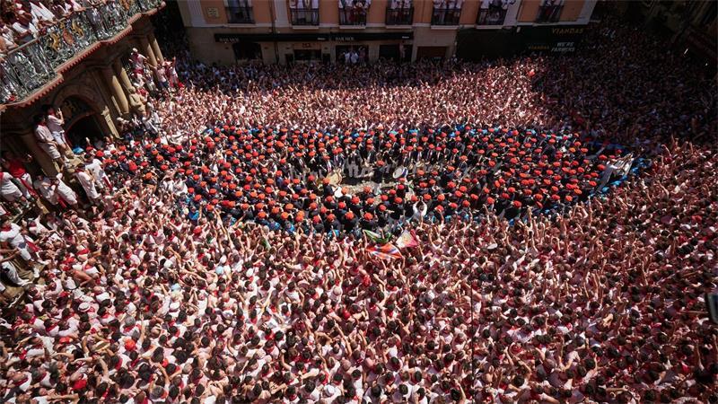 Fünf Verletzte bei umstrittener Stierhatz in Pamplona Jedes Jahr lockt das San-Fermín-Fest mit den umstrittenen Stierhatzen Hunderttausende Besucher nach Pamplona im Norden Spaniens.
