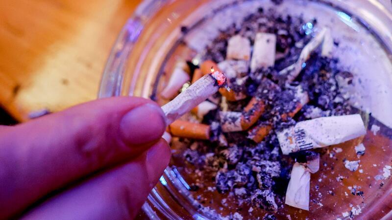 Drogenbeauftragter für härteren Kurs gegen das Rauchen Jedes Jahr sterben nach in Deutschland rund 127.000 Menschen infolge des Rauchens.