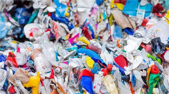 Jedes Jahr werden in Deutschland mehr als sechs Millionen Tonnen Kunststoff-Abfälle verwertet, der Anteil der Asien-Ausfuhren daran ist gering.