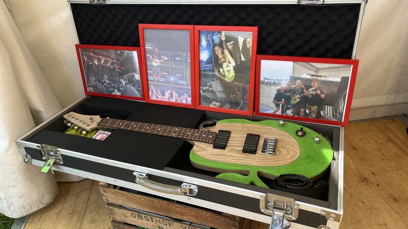 Jedes Mal, wenn jemand die Apfelgitarre spielt, spendet Claus Viets etwas an die Wacken Foundation.