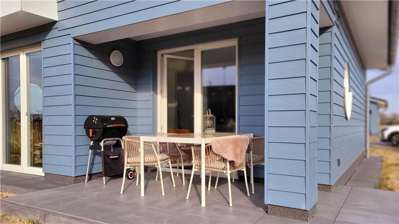 Nachfrage-Dämpfer fürs Wohnen im Tiny House an der Nordseeküste Jedes Tiny Haus von Christina Bleier verfügt über eine eigene überdachte Terrasse - hier die Terrasse des Hauses, das in Kürze an Feriengäste vermietet werden soll.