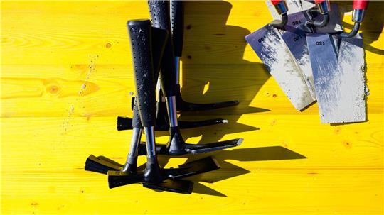 Jedes fünfte Mittelstandsunternehmen hat laut einer Umfrage Stellen abgebaut. Besonders stark ist der Stellenabbau demnach im Baugewerbe. (Symbolbild)