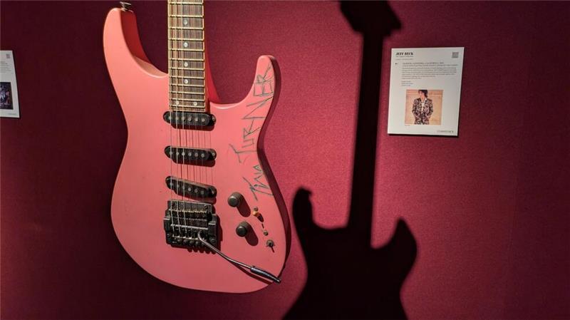 Gitarren von Jeff Beck für Millionen versteigert Jeff Becks Gitarre „Tina“, die Tina Turner einst mit Messer und Nagellack signiert hatte