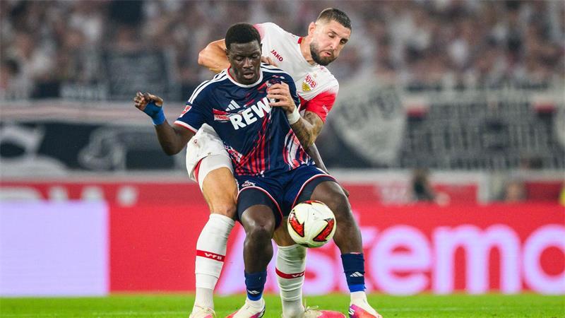 Stuttgart stürmt zum Heimsieg: 4:1 gegen Köln Jeff Chabot (hinten) und der VfB machten mächtig Druck gegen den 1. FC Köln.