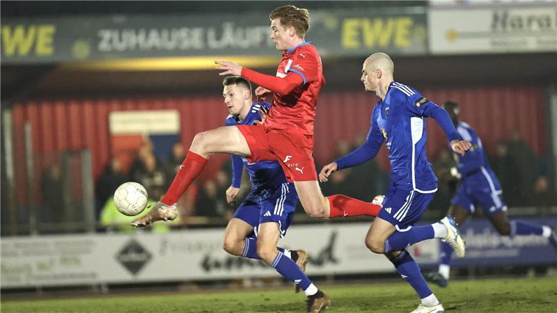 3:1 gegen Kickers Emden: D/A-Trainer wechselt den Sieg ein Jelldrick Dallmann spielt stark bei seinem Startelfdebüt.