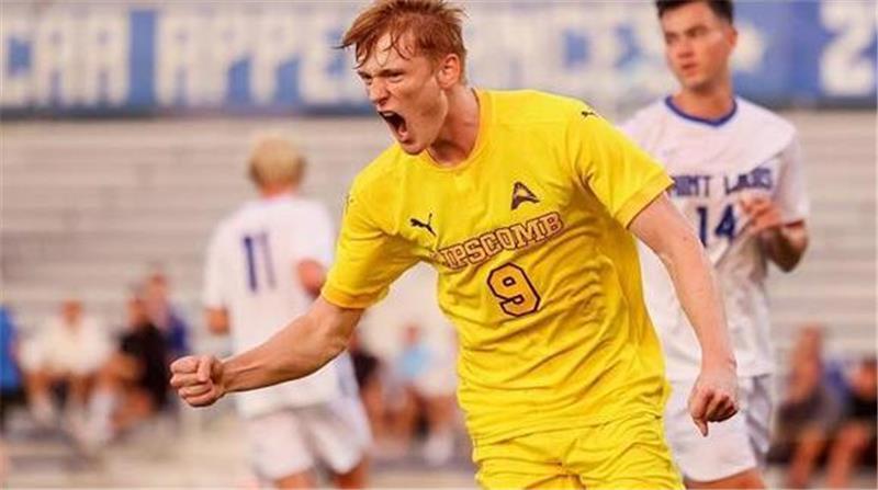 Der Fußball-Romantiker will jetzt für D/A Tore schießen Jelldrik Dallmann gehörte in der USA zu den besten College-Spielern der vergangenen Jahre.