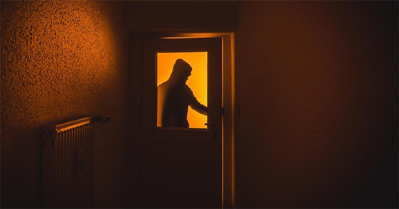 Jemand dringt nachts durch ein Fenster ins Haus ein. Ähnlich wie auf diesem Symbolfoto sollen zwei 15 und 17 Jahre alte Teenager aus Bremervörde ins Haus einer 86-Jährigen eingedrungen sein. (Symbolbild)