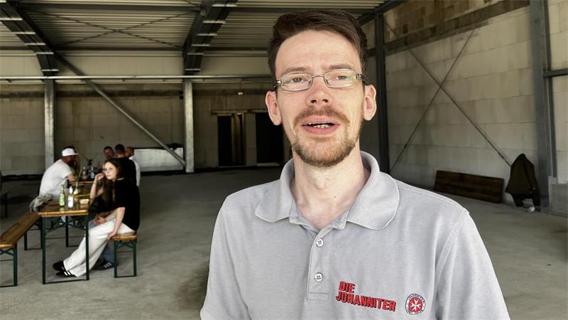 Richtfest-Gespräche: Wer darf wohl in die neue Rettungswache einziehen? Jendrick Törner, stellvertretender Wachenleiter bei den Johannitern in Stade, hofft, in den neuen Räumen arbeiten zu dürfen.