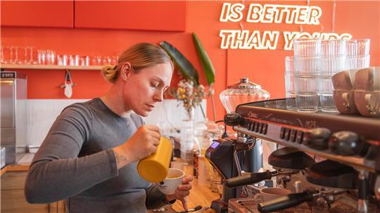 Jennifer Dagligil betreibt in der Alten Bürger in Bremerhaven das Café "Lieblingsplatz".