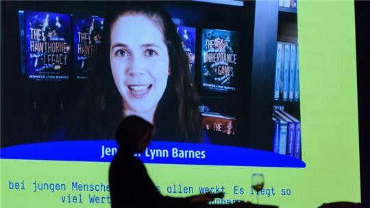 Jennifer Lynn Barnes war per Videobotschaft in die Preisverleihung eingebunden und gab anhand von vorab gestellten Fragen Einblick in ihre Arbeit an dem Buch.