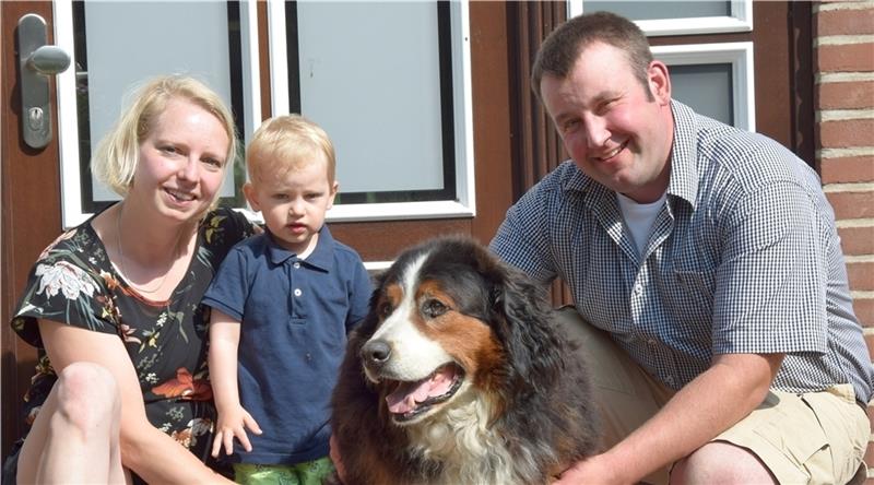 Jennifer und Carsten Tamke freuen sich über Balous Rückkehr. Sohn Thees (2) kam in der Zeit zur Welt, als der Berner Sennenhund drei Jahre lang verschollen war. Foto: Fehlbus