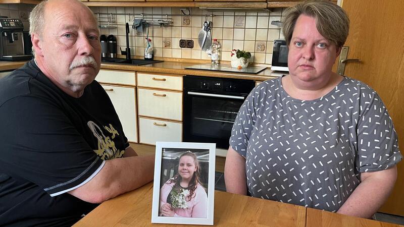 Nach Schädel-Hirn-Trauma durch Unfall: Fenja soll wieder nach Hause kommen Jenny und Gerald Schau besuchen ihre Tochter Fenja jeden Tag in einer Hamburger Klinik.