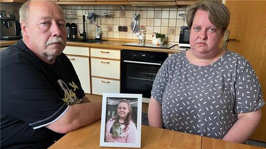 Jenny und Gerald Schau besuchen ihre Tochter Fenja jeden Tag in einer Hamburger Klinik.