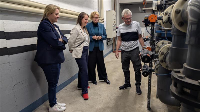 Darum ist das Hallenbad in Drochtersen für die Region unverzichtbar Jens Beneke führte die Stader Landtagsabgeordneten Melanie Reinecke und Corinna Lange sowie Daniela Behrens durch das Schwimmbad.