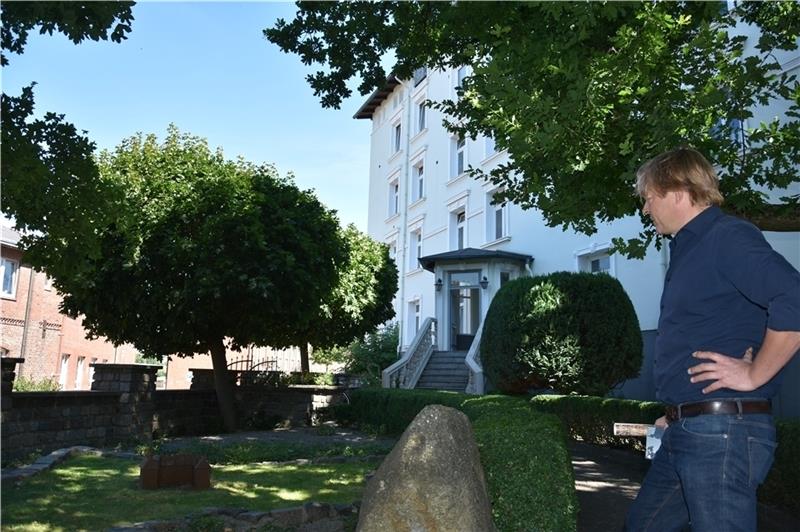 Jens Brauer vor dem Harburger Schloss in seiner heutigen Gestalt. Im Vorgarten steht ein Modell von früher. Fotos: Felsch und Stadtmuseum Harburg