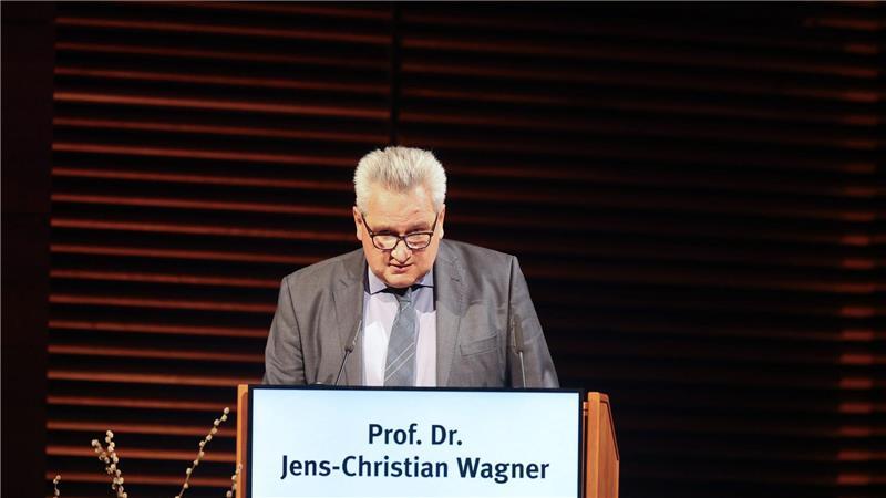 Buchenwald-Gedenken mit Kontroverse und Eklat Jens-Christian Wagner, Direktor der Stiftung Gedenkstätte Buchenwald und Mittelbau-Dora, bedankte sich bei den aus verschiedenen Ländern angereisten Überlebenden des NS-Terrors, für die Teilnahme am Gedenkakt.