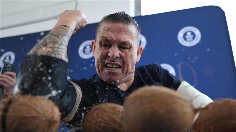 Jens Gaude übertraf seinen eigenen Weltrekord von 83 Kokosnüssen.