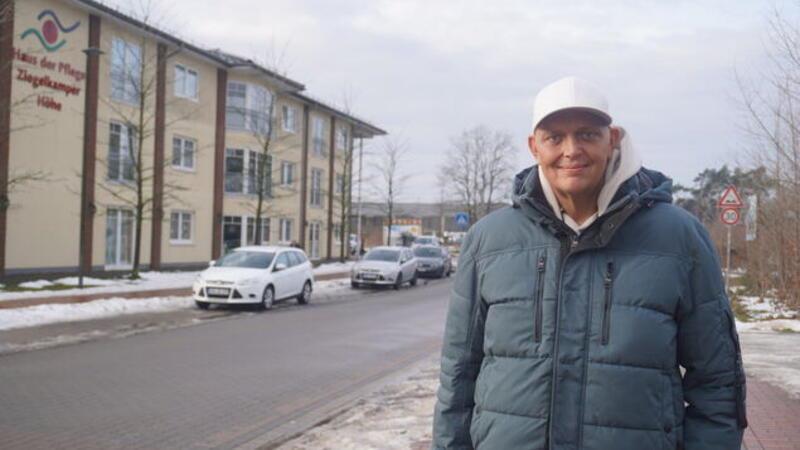 Jens Gerdes vor dem Pflegeheim, das einst sein Arbeitsplatz war - heute klärt er online über Sucht auf.
