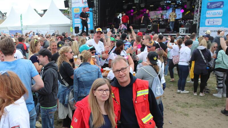Drochterser DLRG rettet Leben, wo andere Urlaub machen Jens Hardekopf und Jenny Tiedemann schauen auf dem Festivalgelände nach dem Rechten.