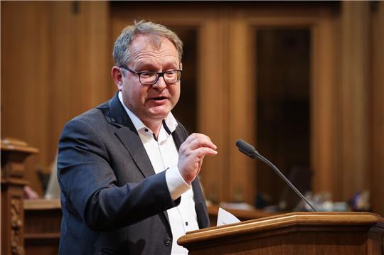 Jens Kerstan (Grüne) will bis 2030 Hamburgs CO2-Emissionen um 70 Prozent reduzieren. Foto: dpa